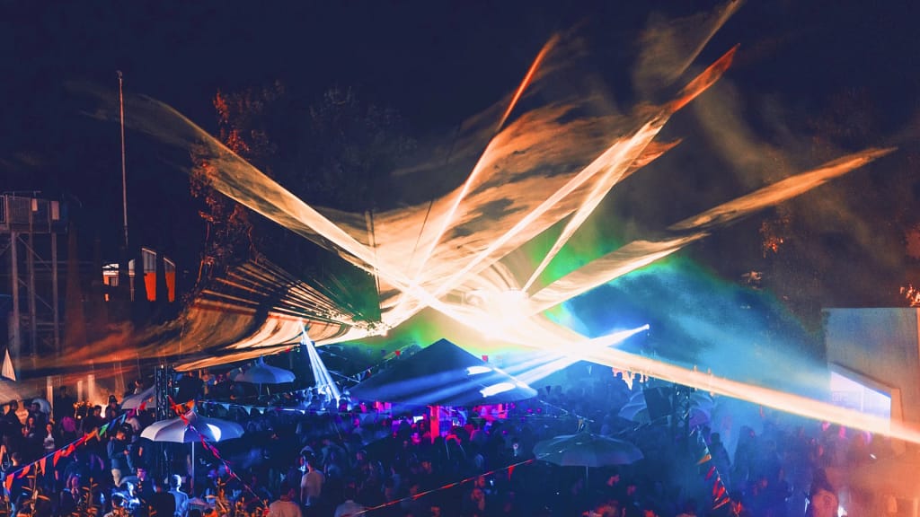 spettacolo luminoso con laser in una grande piazza